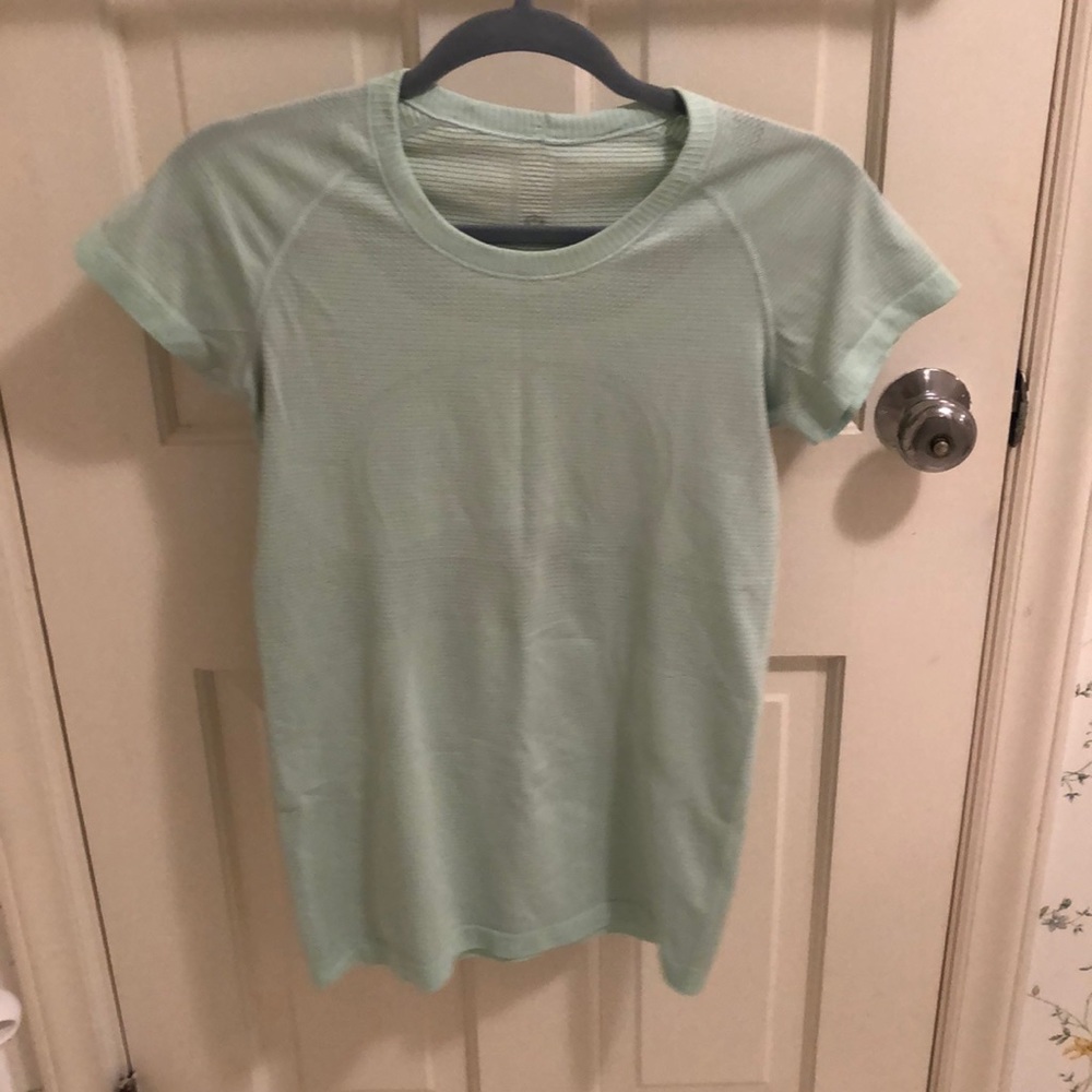Size 4 Lulu lemon swiftly tech tee